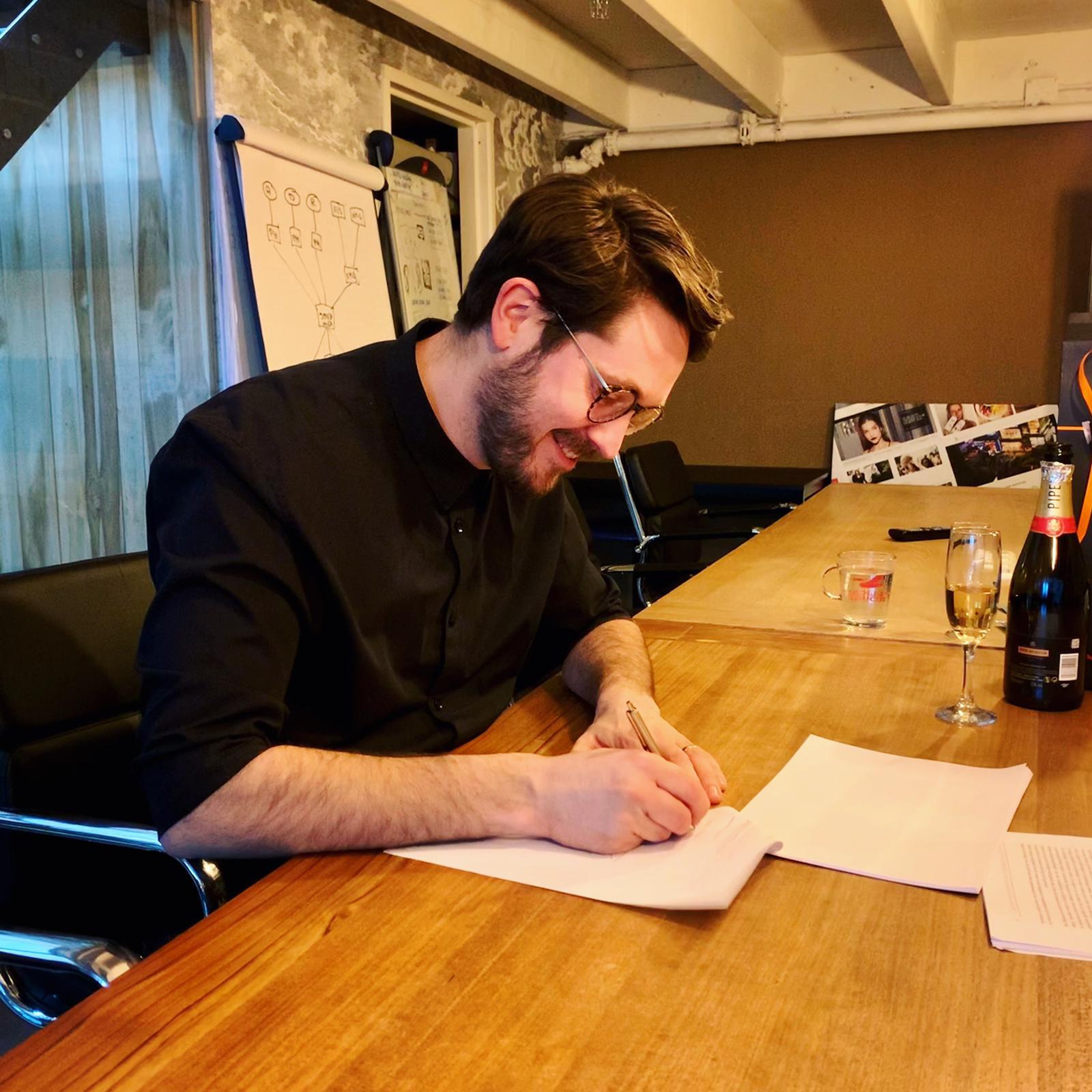 Gijs Wilbrink tekent bij uitgeverij Thomas Rap – Maarten Boers